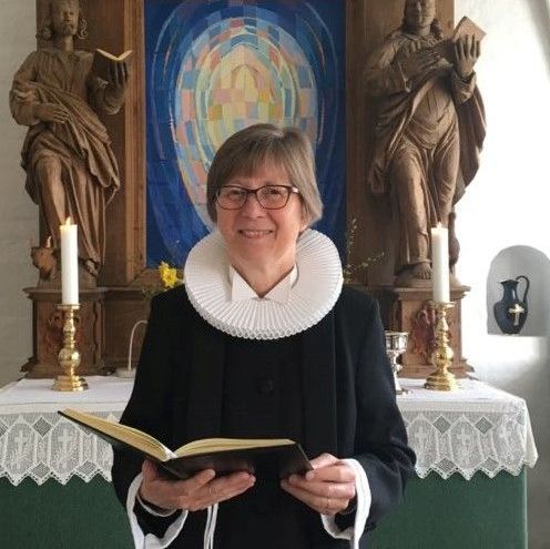 Billede af præst Jette Holm Rosendal i præstekjole
