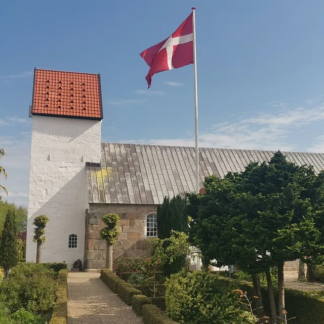 Billede af Sdr. Omme Kirke med flaget hejst